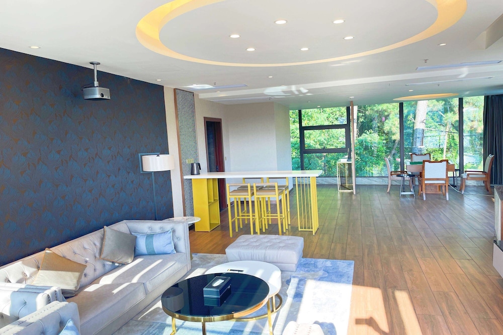 Howard Johnson Lake Serenity Hotel Neijiang 26/46