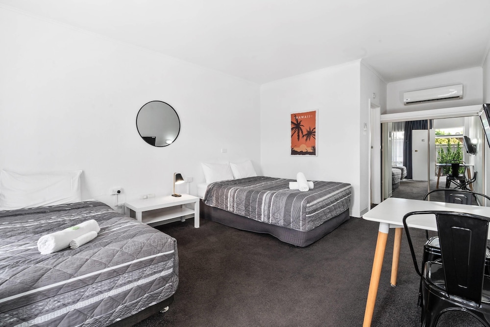 غرفة قياسية بسرير كوين وسرير فردي، Comfort Inn Commodore Albury 2/6