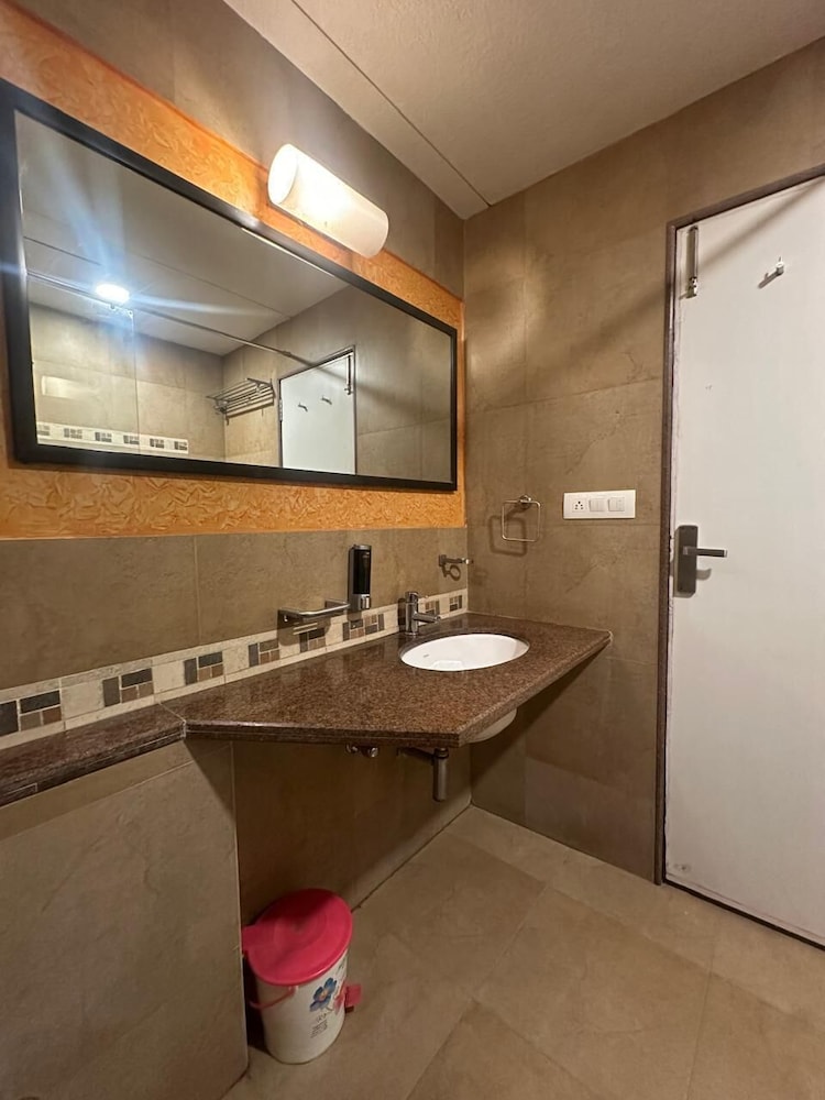 Hotel Mount Regency 65/67