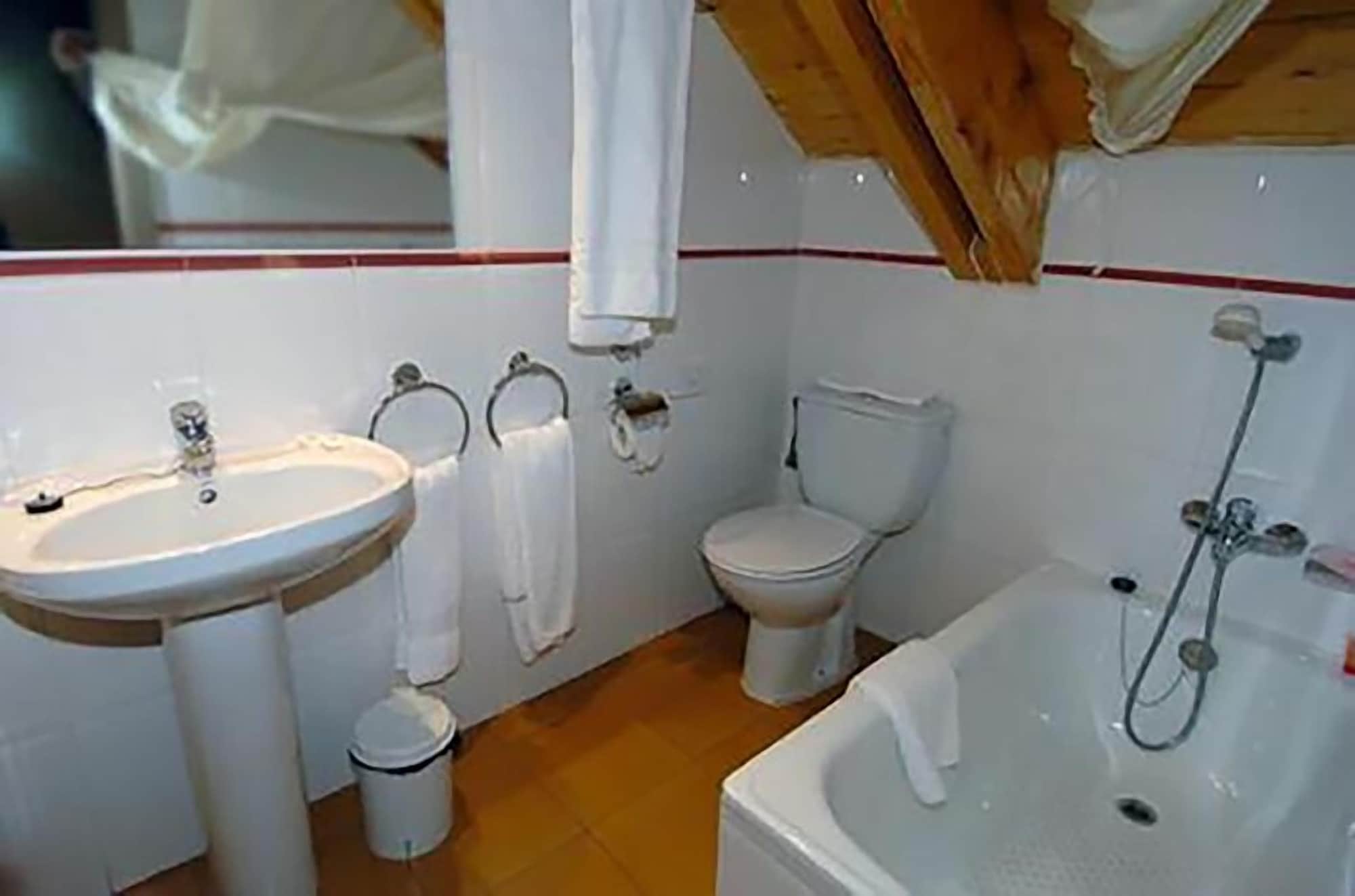 Room, Triple, 3 Beds, Hotel Taull 2/2