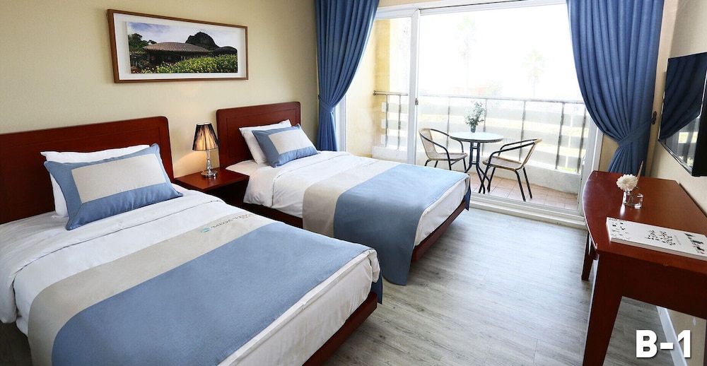 FAMILY, TWIN BEDS