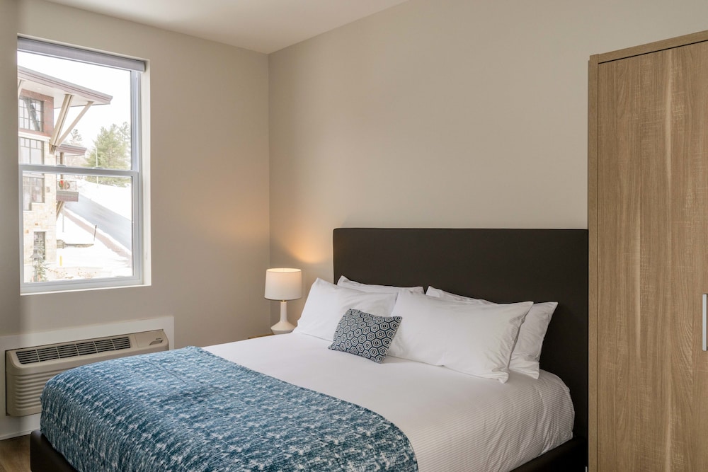 2 Bedrooms, Deluxe, Apartment, 1 King and 2 Queen Beds, 2 Bathrooms, Sofa