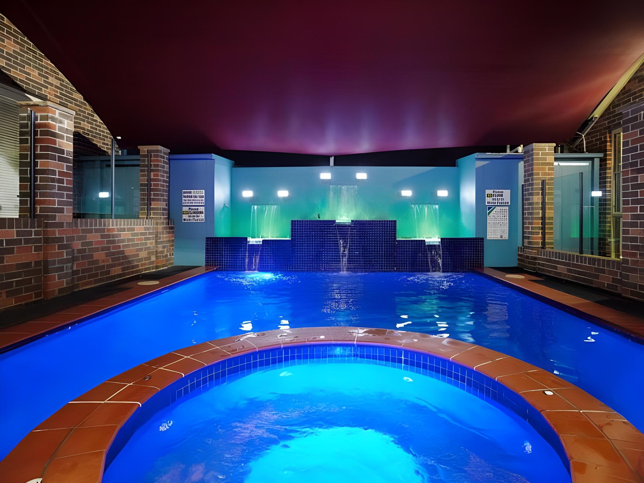 1 BEDROOM, JETTED TUB, CORNER