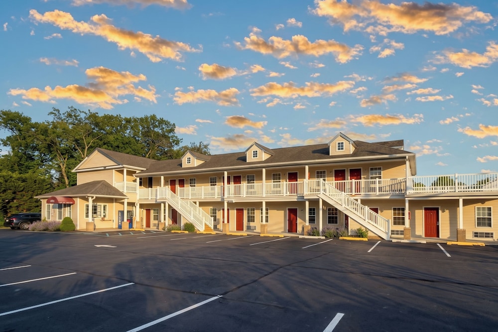 At 9 Motel Near Freehold I-195 26/38