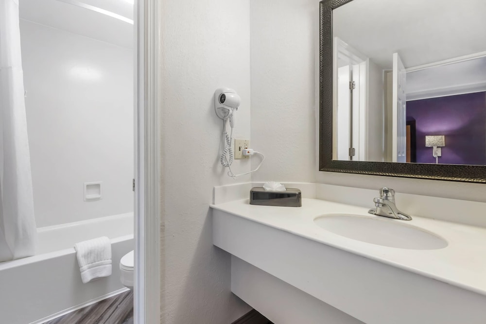 Quality Inn & Suites North Charleston Ashley Phosphate 47/50