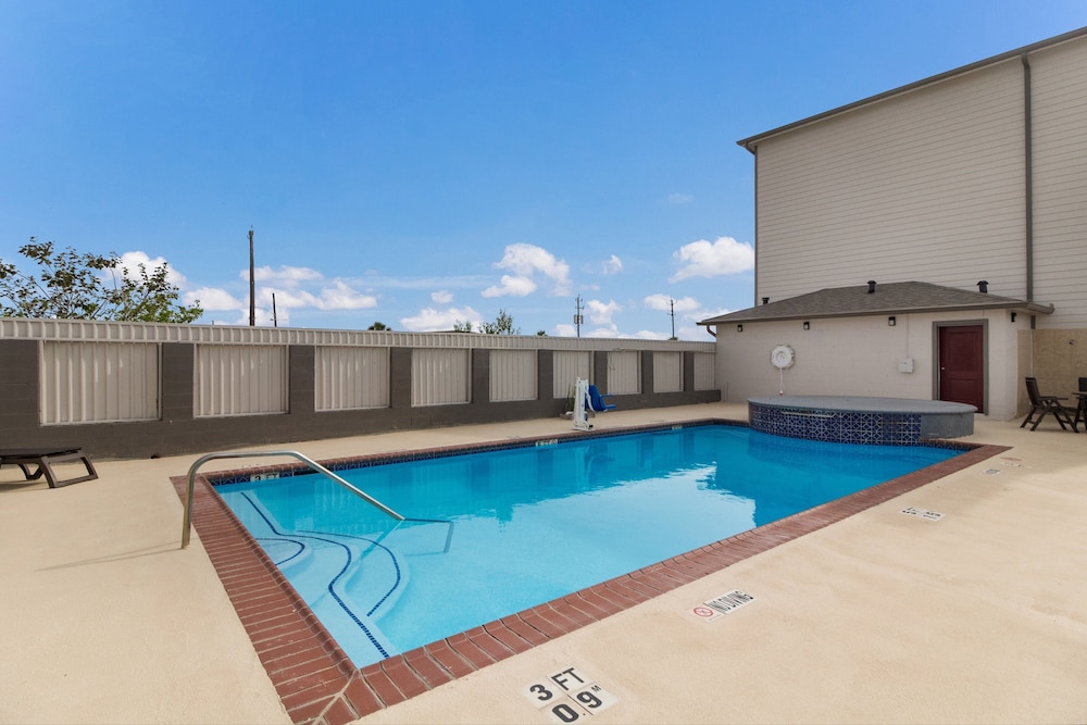 Red Roof PLUS Galveston Beachfront 11/42