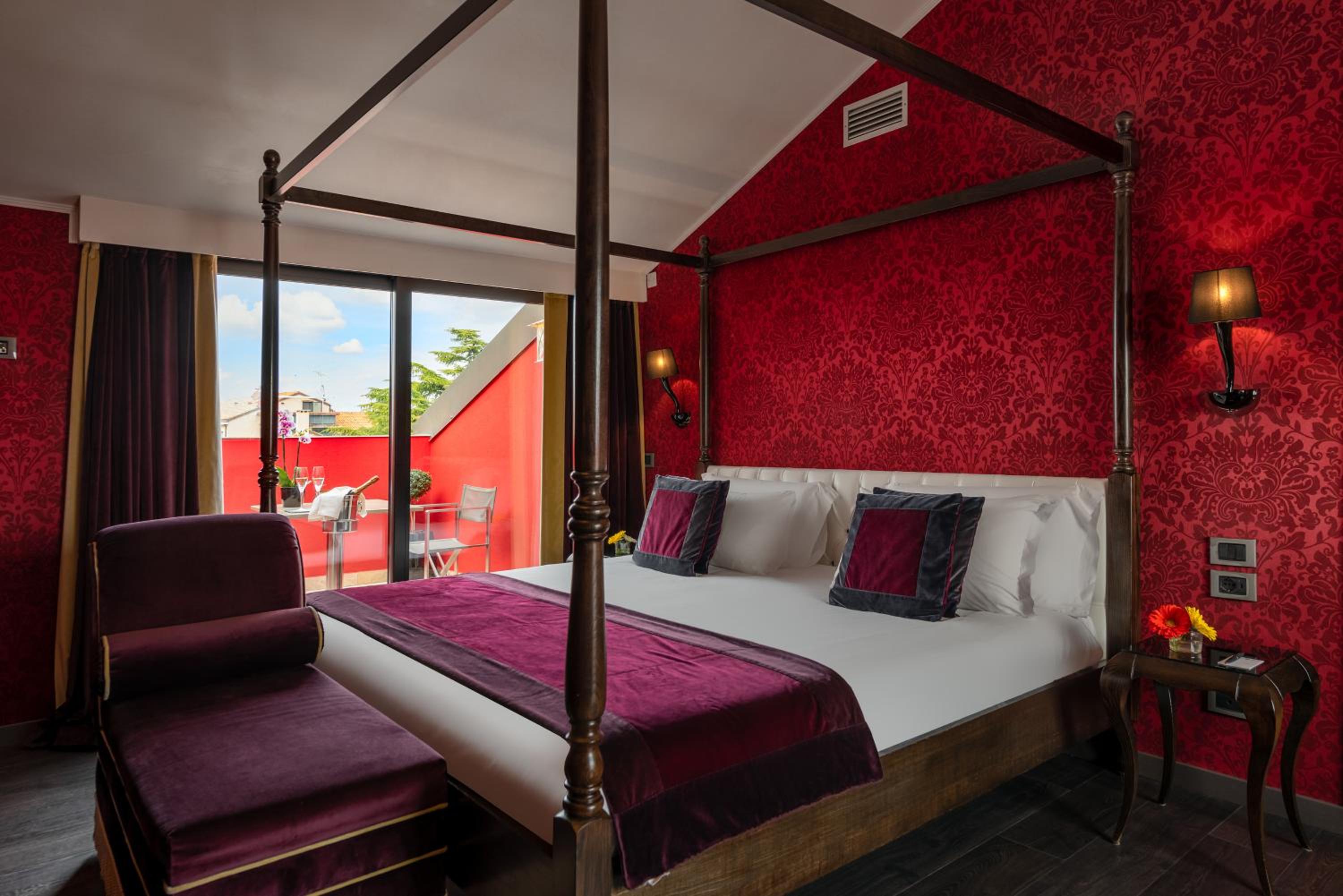 RED, SUITE, JETTED TUB