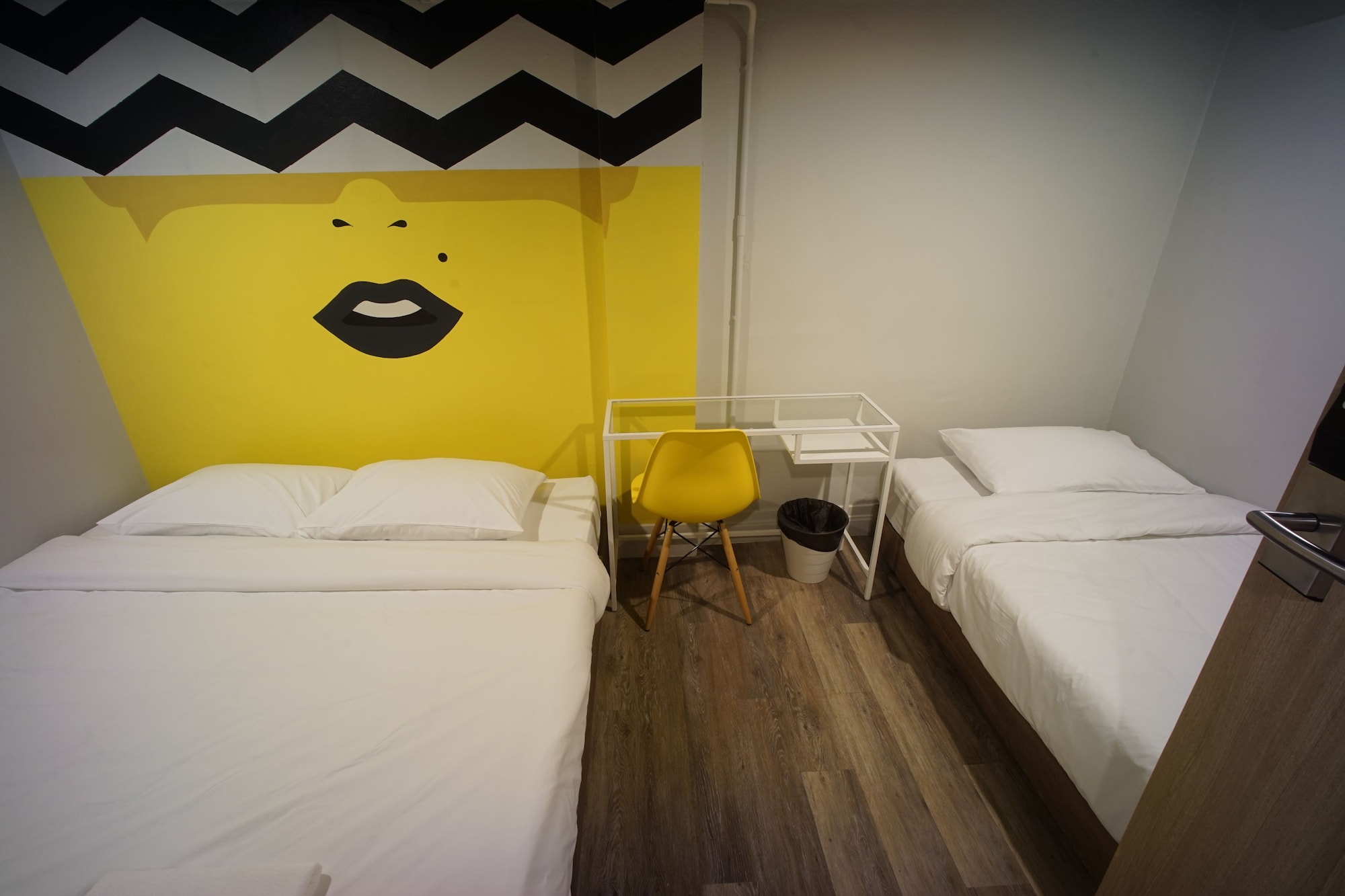 ROOM, TRIPLE, SHARED BATHROOM