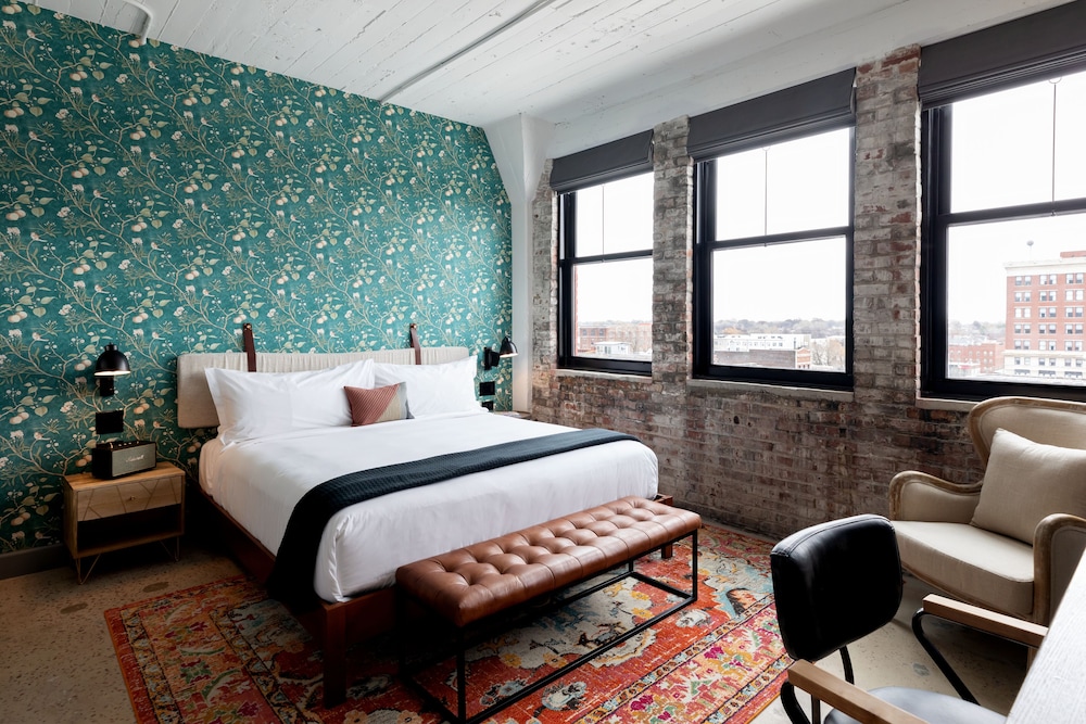 STUDIO, KING BED