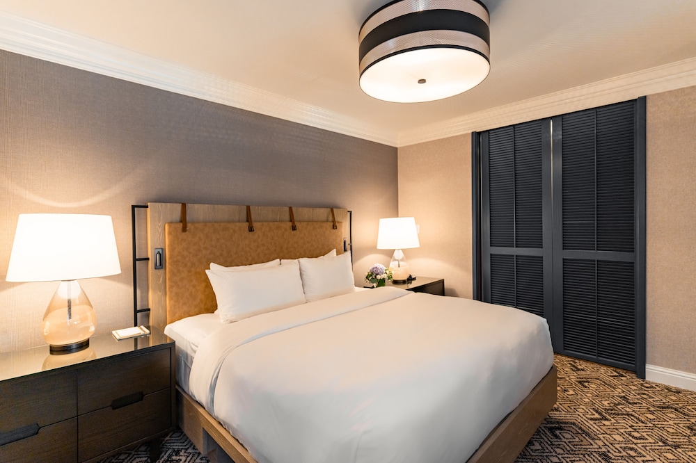 Luxury, Suite, King Bed, Lake Front