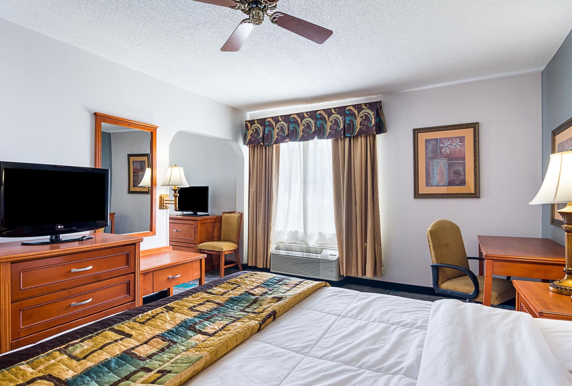SUITE, KING BED