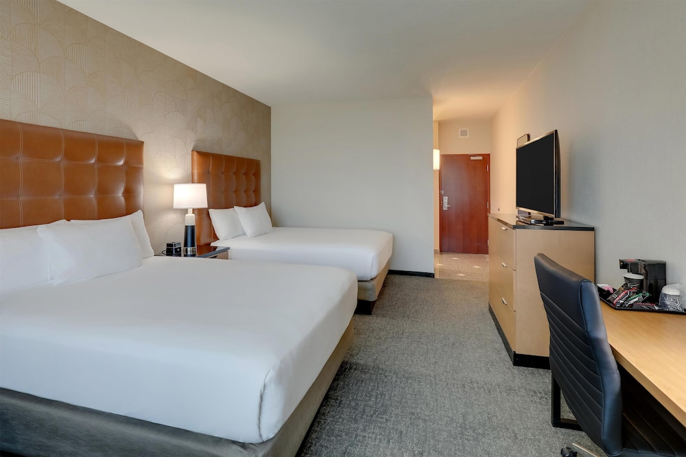 DELUXE, 2 QUEEN BEDS, BATHTUB, HIGH FLOOR, ACCESSIBLE