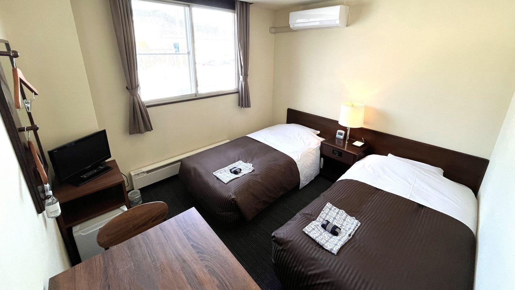 Room, Twin Beds, Smoking