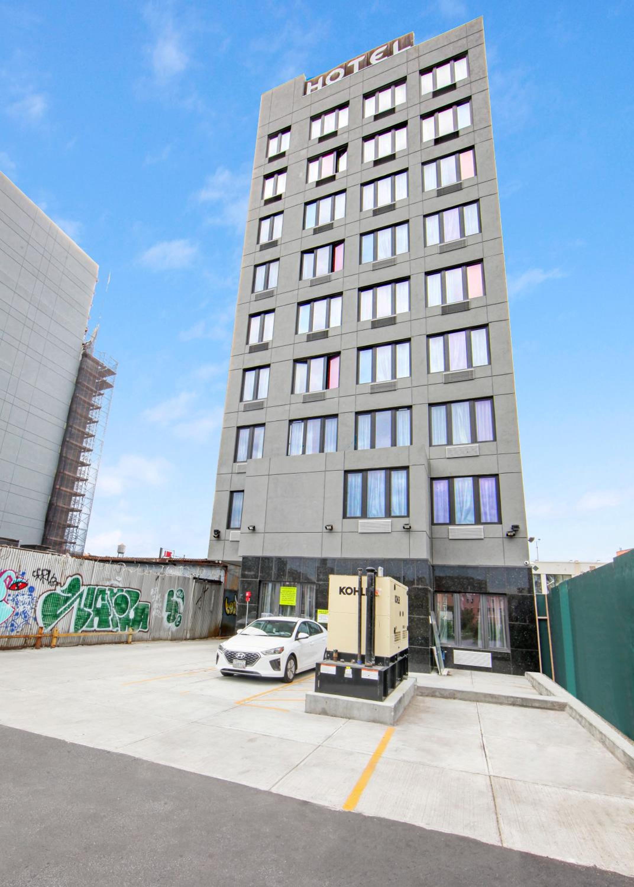 Hotel 365 Bronx 41/50