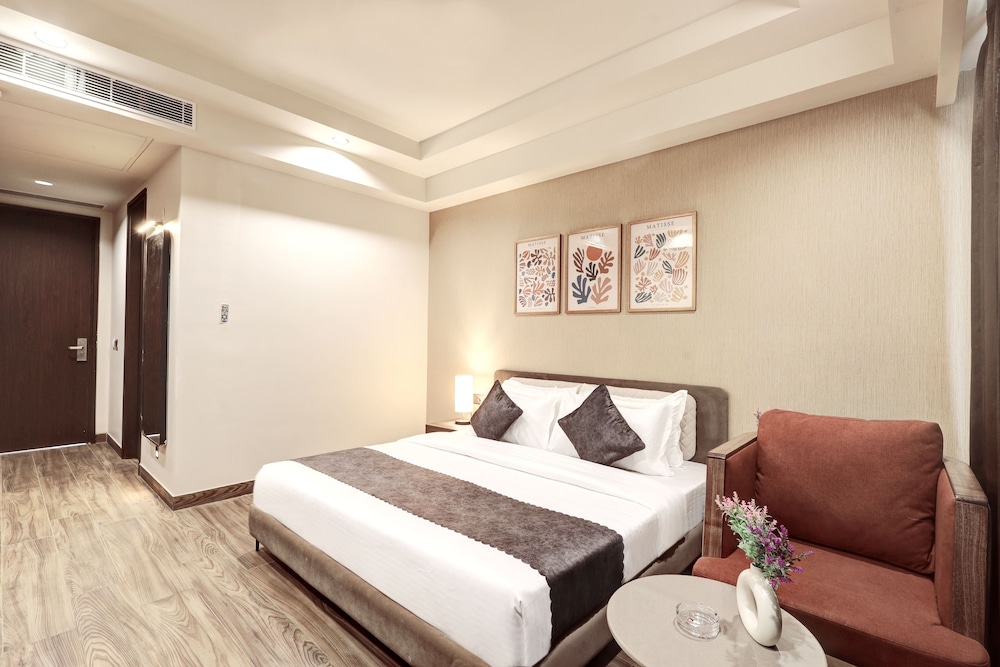 Saltstayz Premier Sector 42 - Golf Course Road 24/62