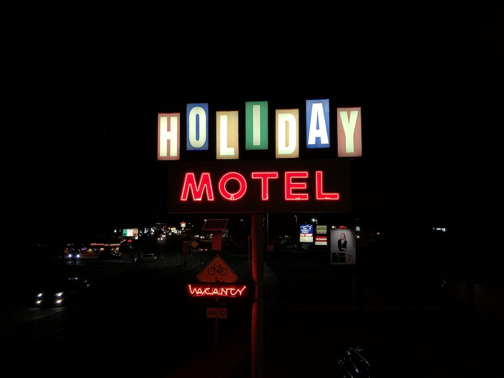 Holiday Motel 4/52