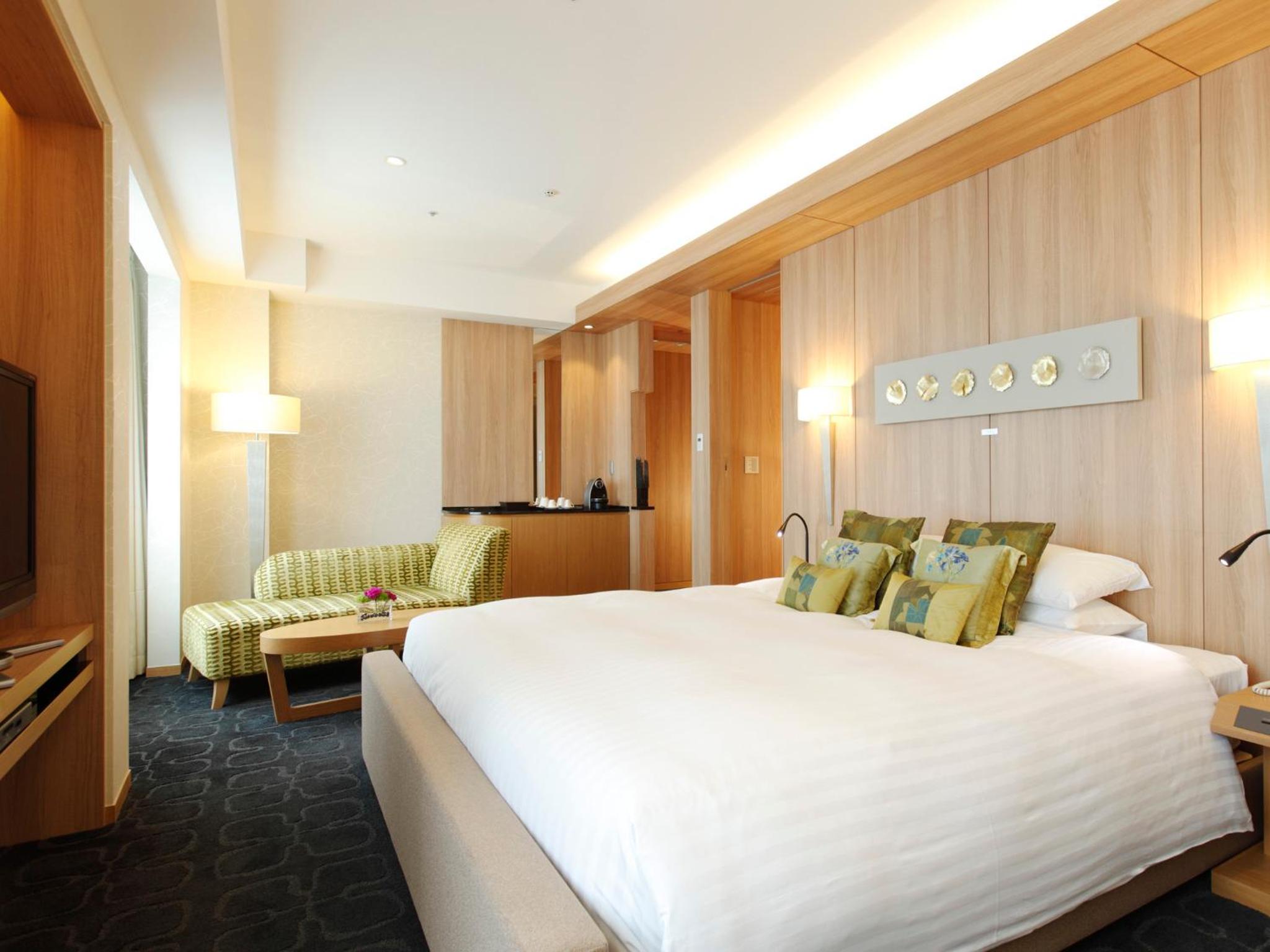 Room, King Bed, Luxury Floor
