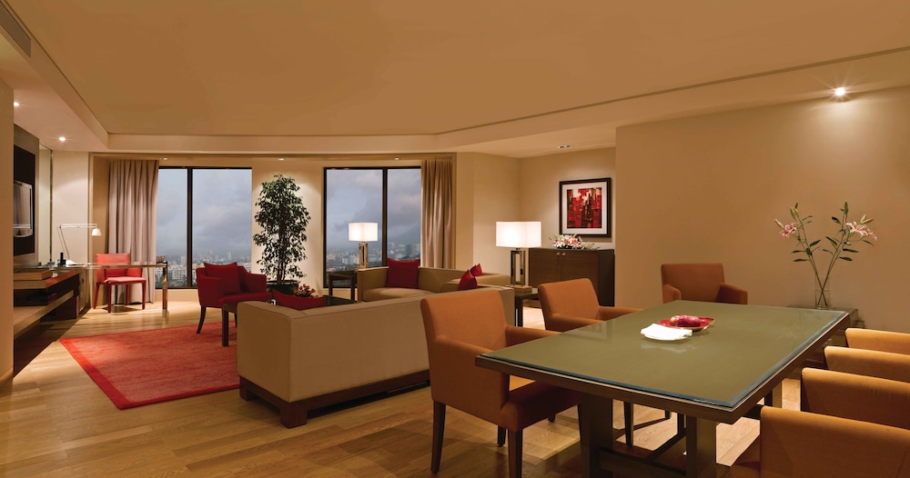TRIDENT BANDRA KURLA 40/67