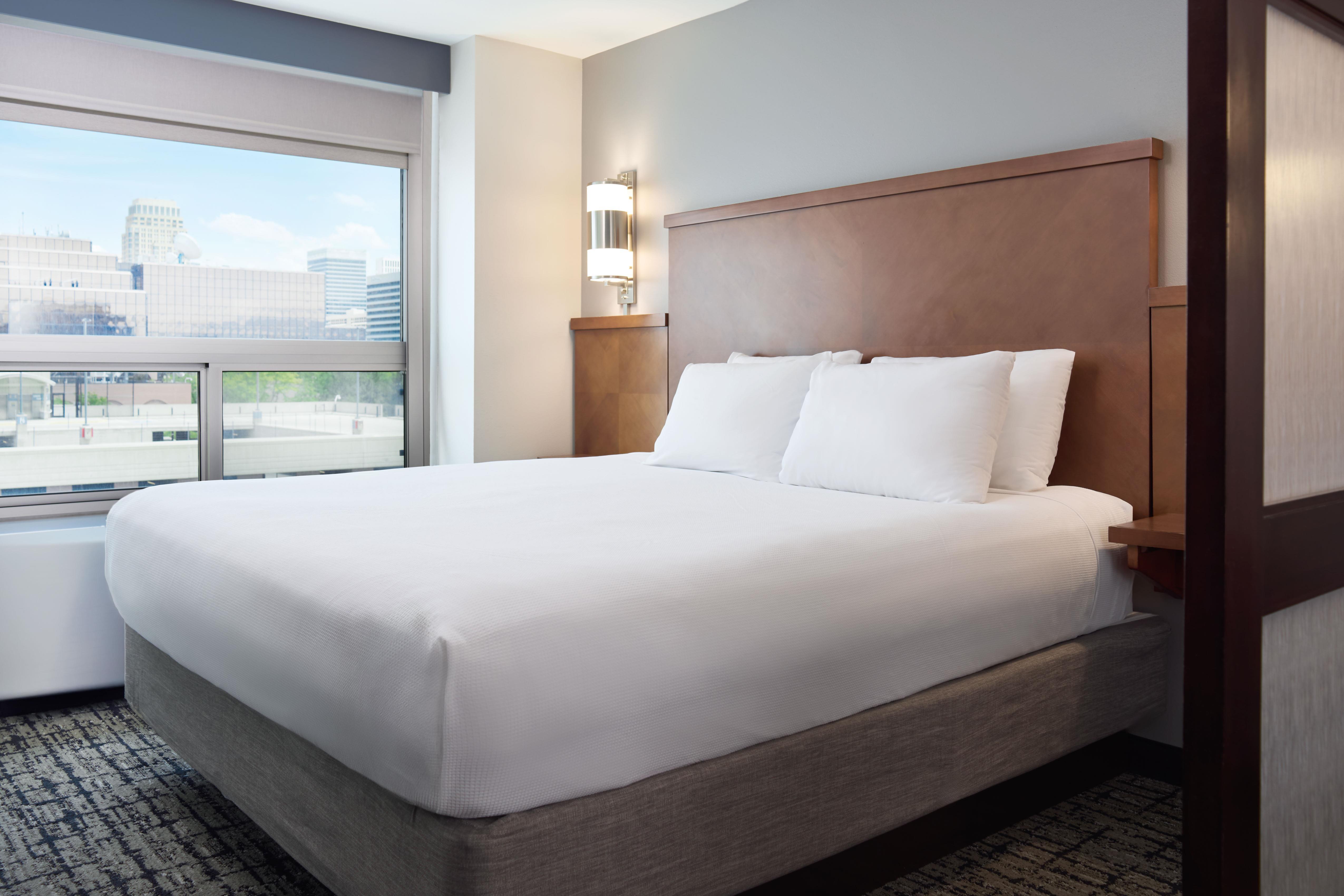 غرفة بسرير كينج