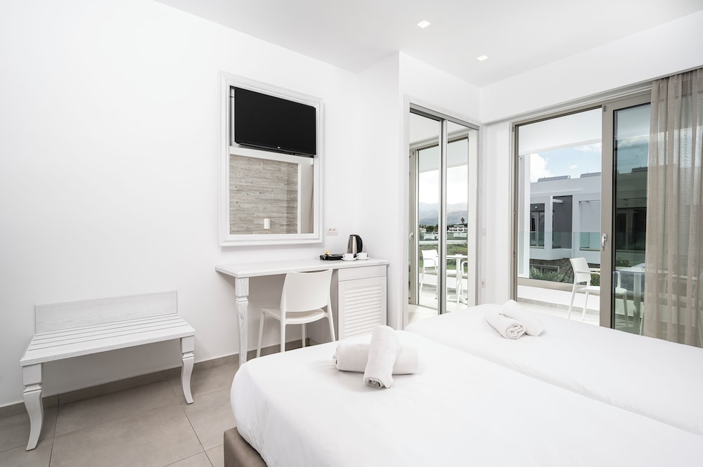 DELUXE, TRIPLE, 3 BEDS, GARDEN VIEW