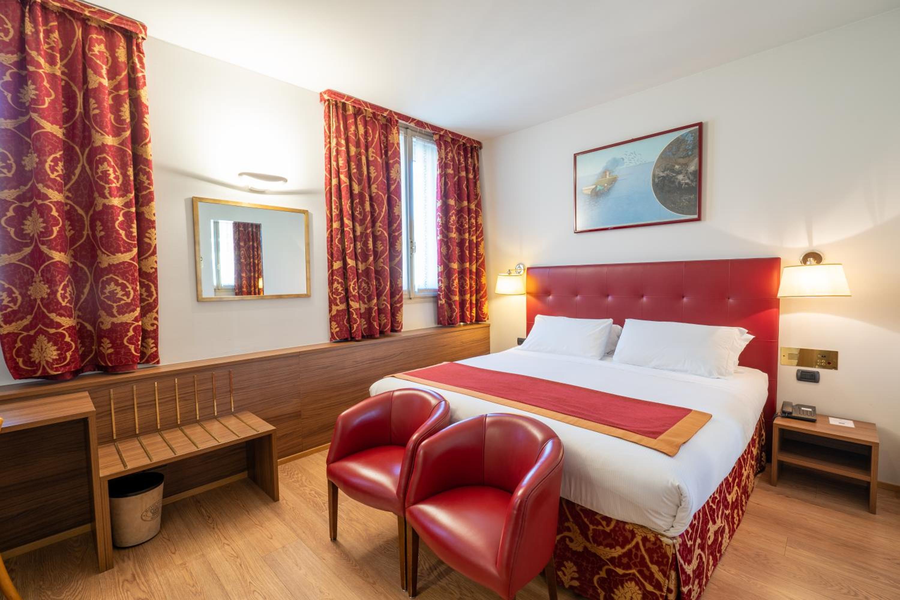 ROOM, DOUBLE OR TWIN BED
