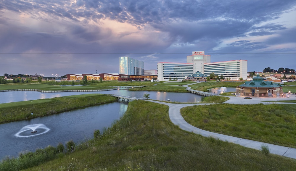 Mystic Lake Casino Hotel 58/62