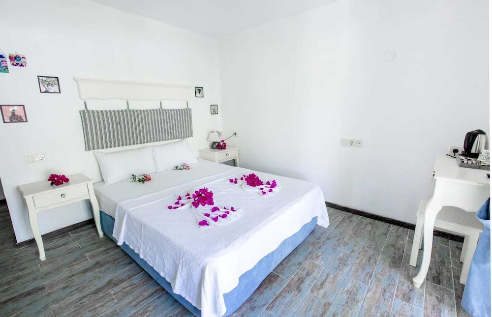 Lagoon Boutique Hotel 4/13