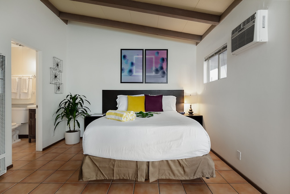 غرفة سوبيريور بسرير كوين، Float Palm Springs 2/4