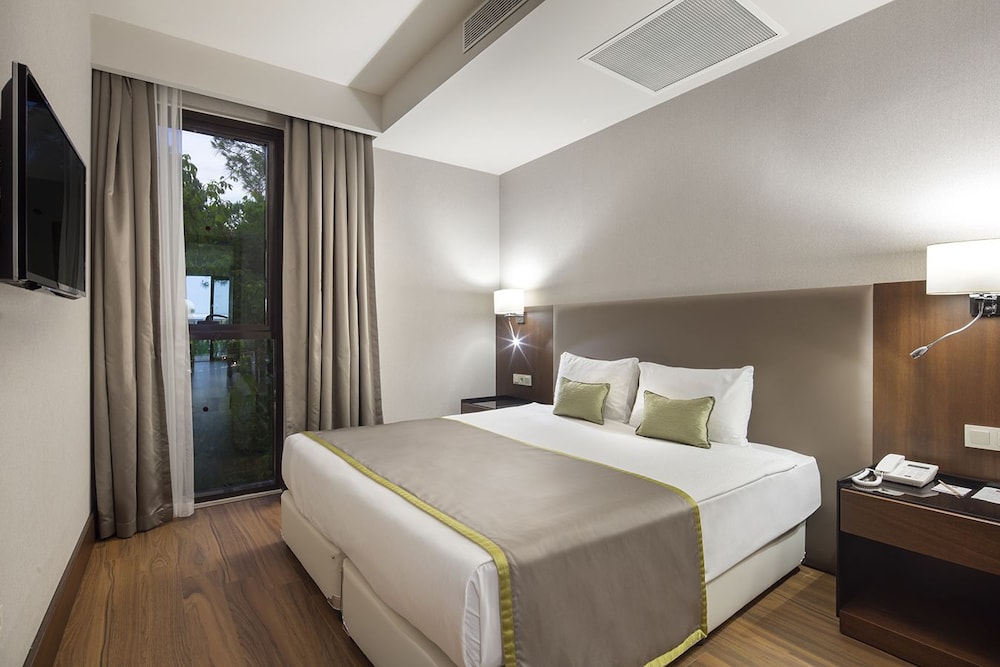 Trendy Lara Hotel 10/67