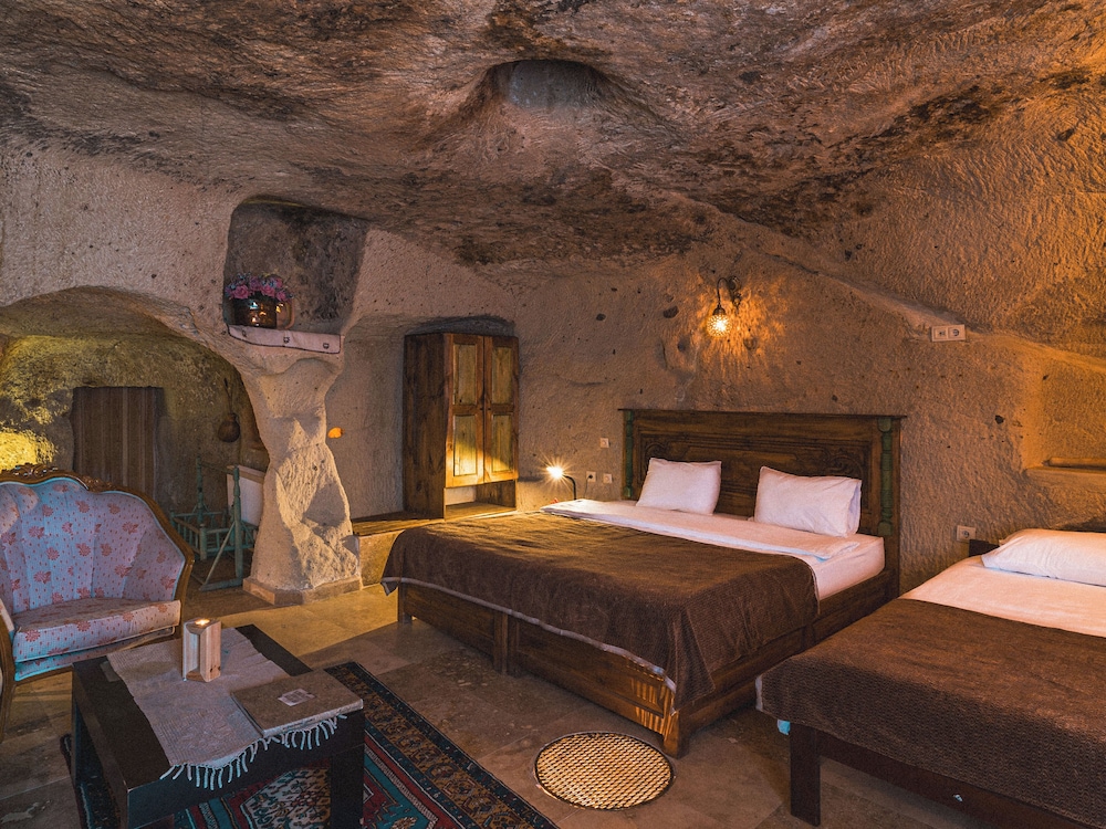 Cave, Standard, 1 Double and 1 Single Bed