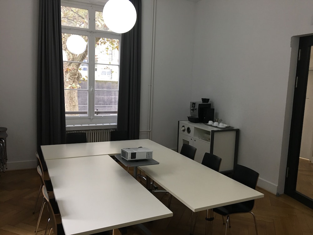 Geneva Hostel 47/70