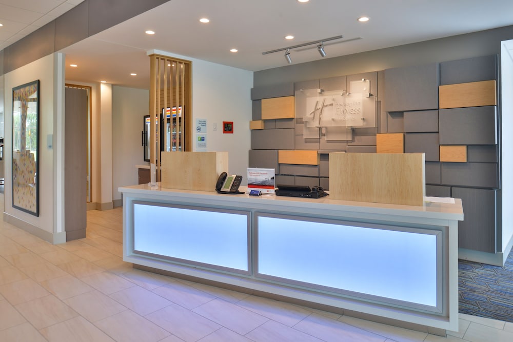 Holiday Inn Express & Suites OMAHA AIRPORT 5/64