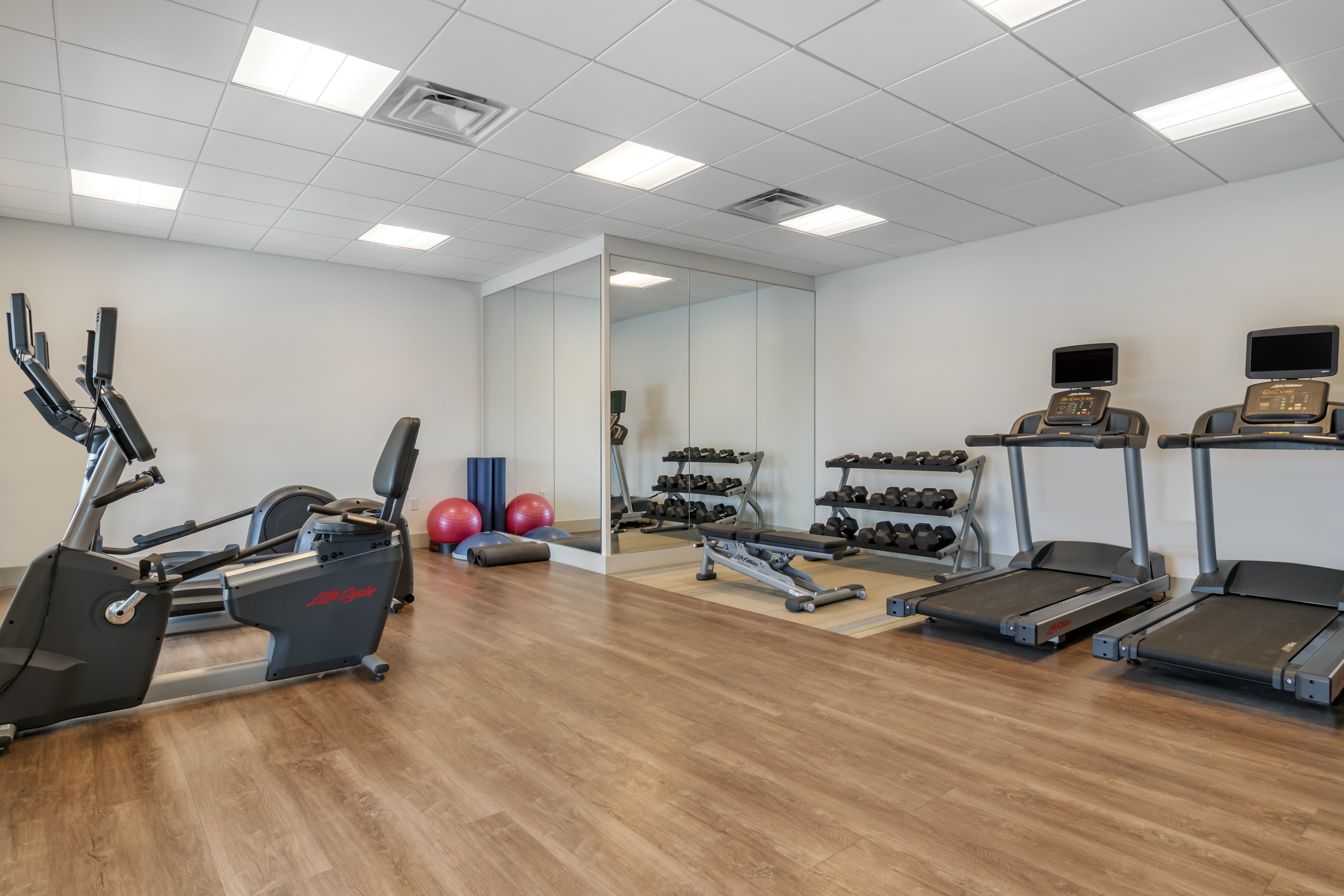 Holiday Inn Express And Suites Lancaster Mount Joy 16/25