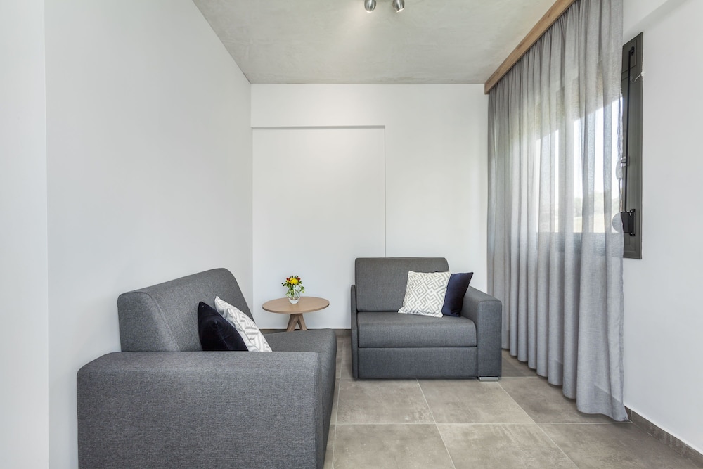 Iris Hotel 85/107