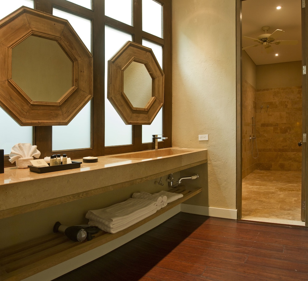Bastion Luxury Hotel 10/75
