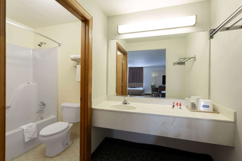 Brentwood Inn and Suites (ex. Americas Best Value Inn and Suites Glen Allen/Richmond) 39/42