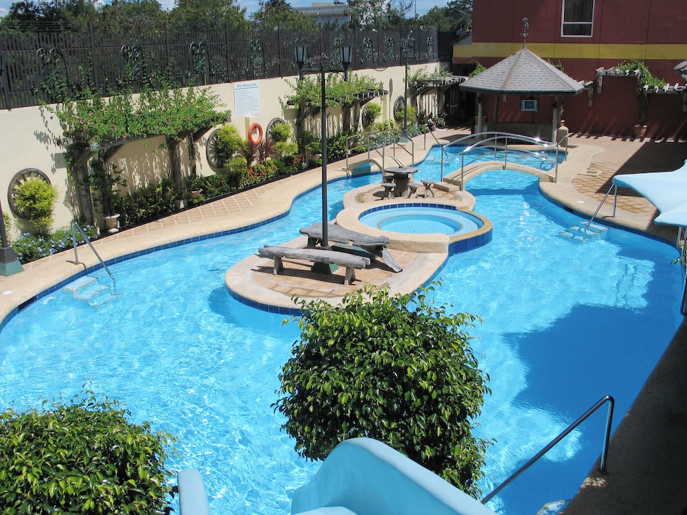 Crown Regency Suites Mactan 72/74