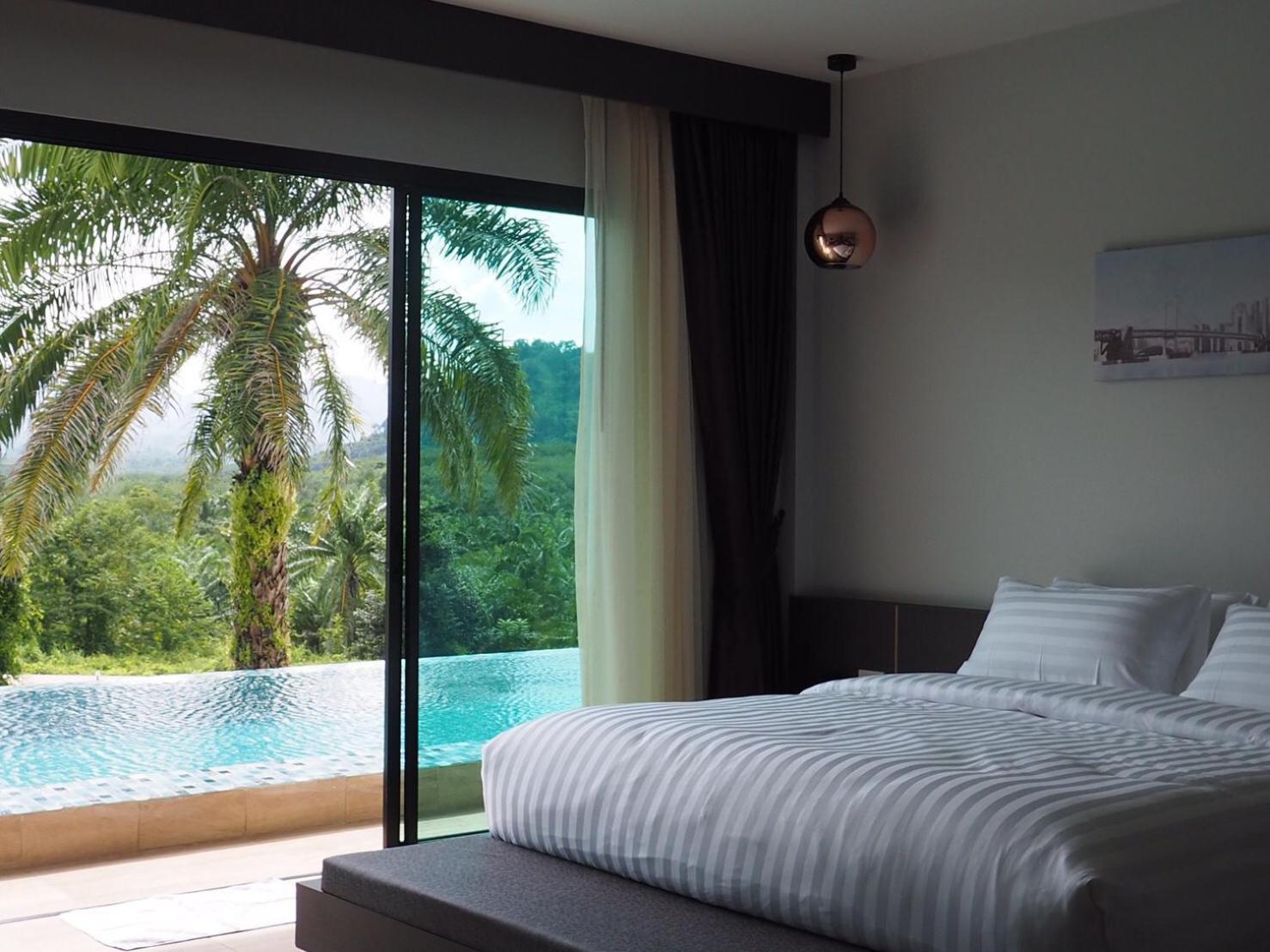 Grand, Deluxe, King Bed, Pool Access