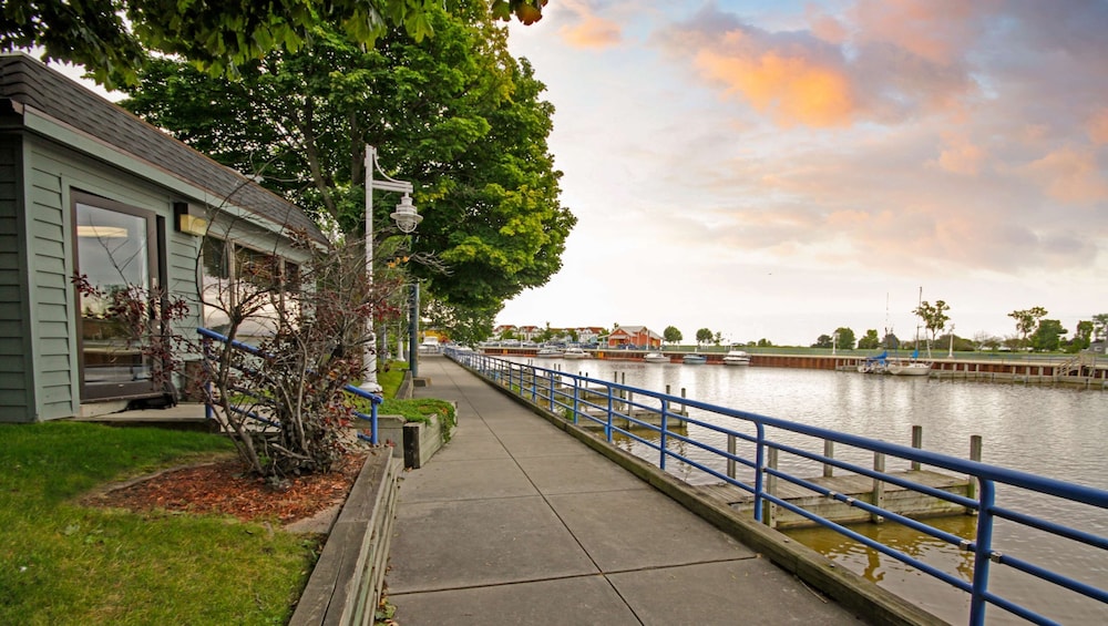 Harbor Winds Hotel Sheboygan 20/22