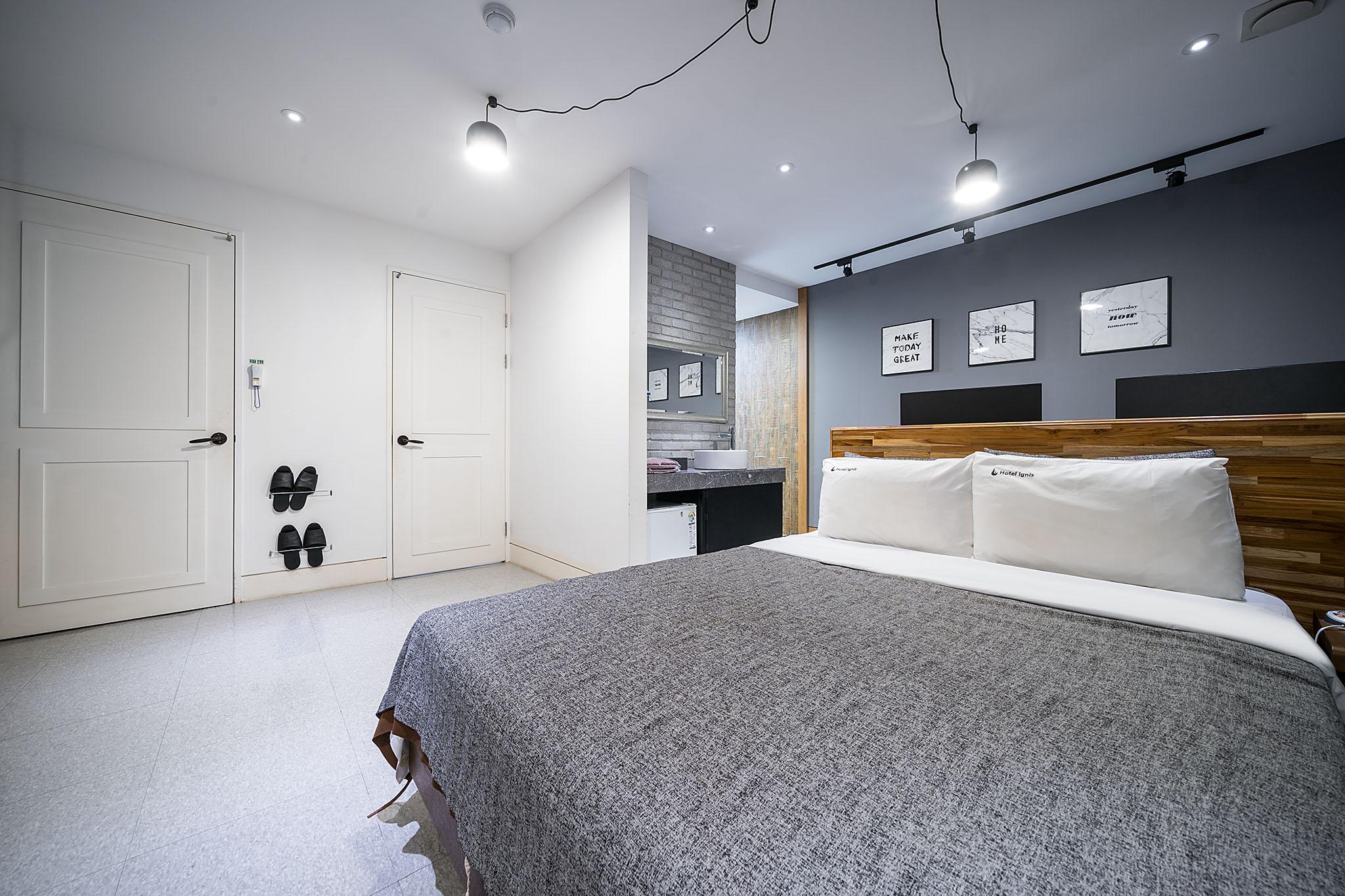 Run of House, Game, Suite, Double Bed