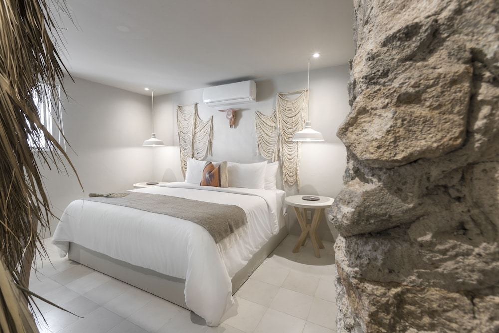 DELUXE, KING BED