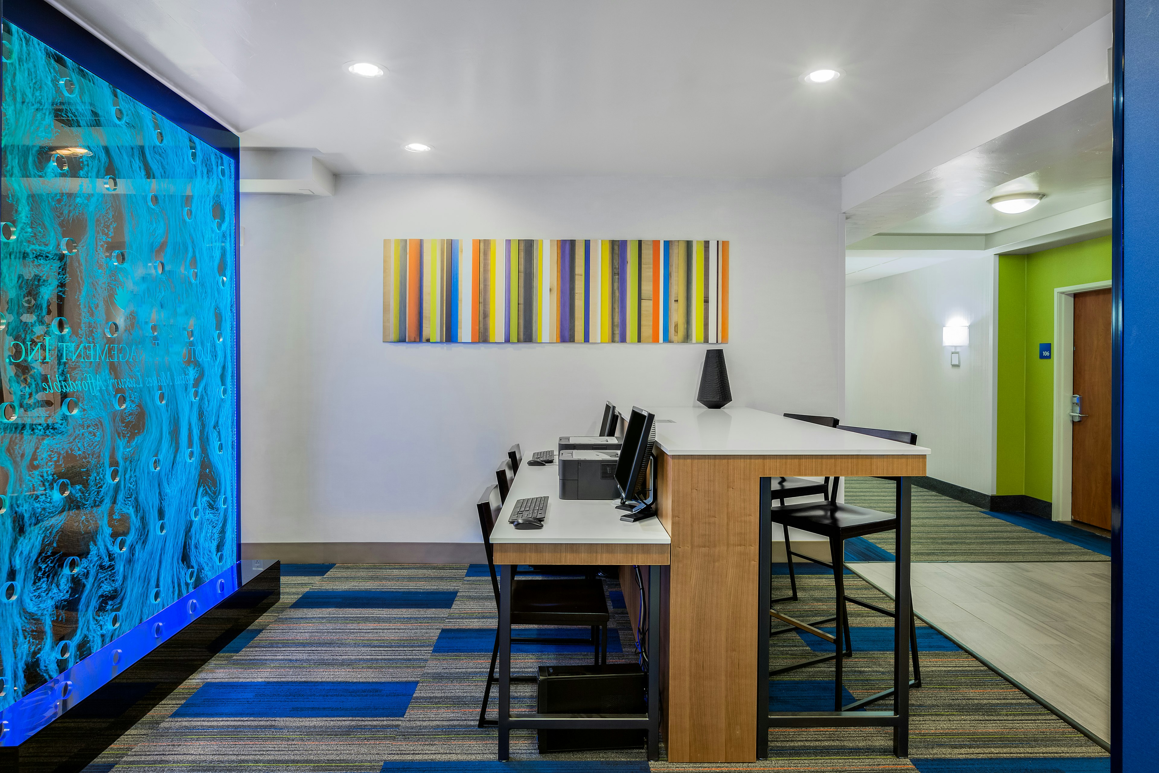 Holiday Inn Express Suites Oroville Lake 44/60