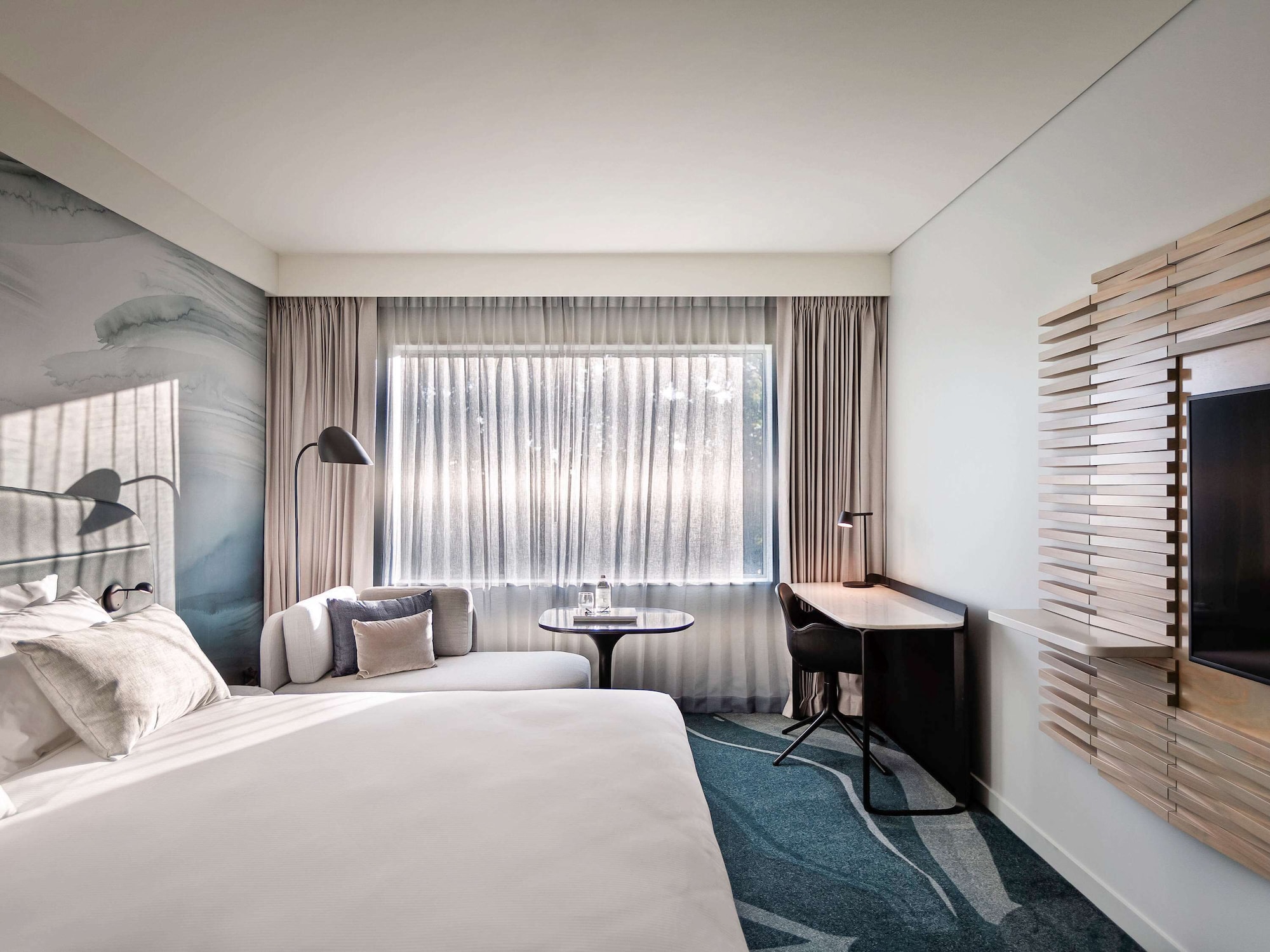 EXECUTIVE, KING BED