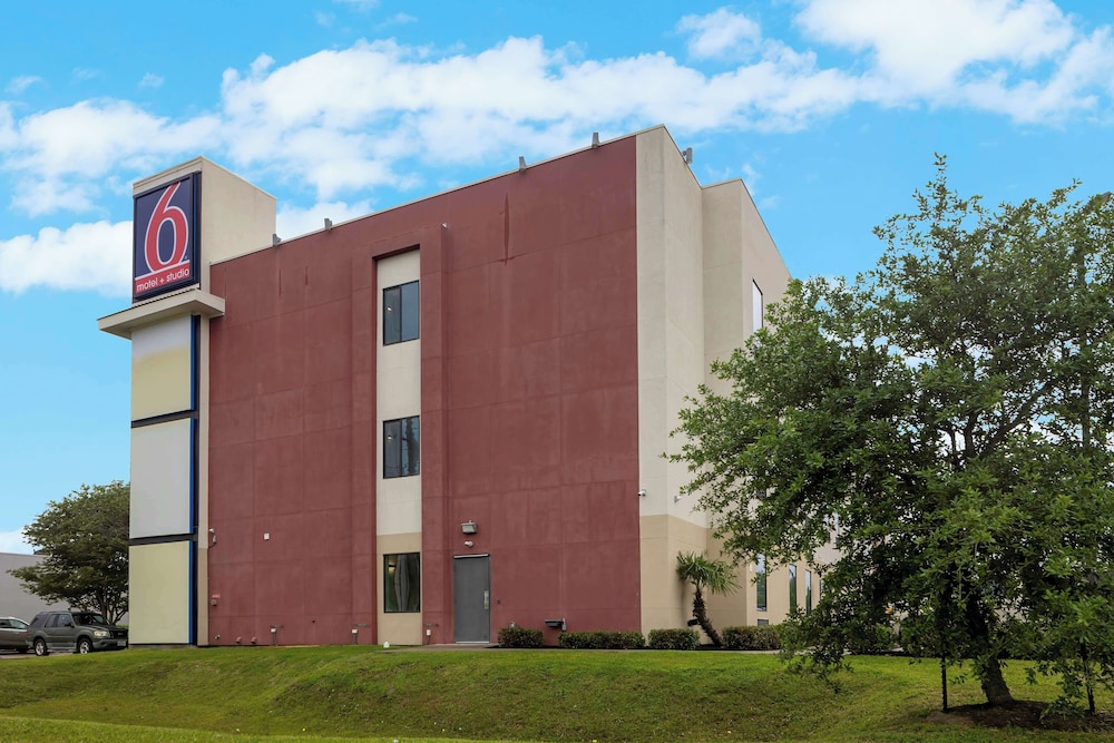 Studio6 Suites Texas City, TX – I-45 South photo1