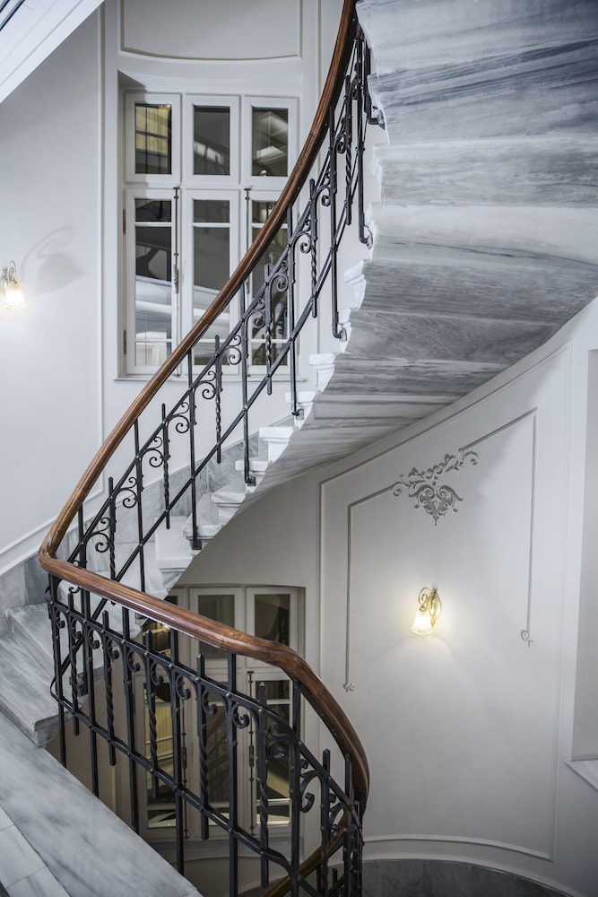 Corinne Hotel 11/50