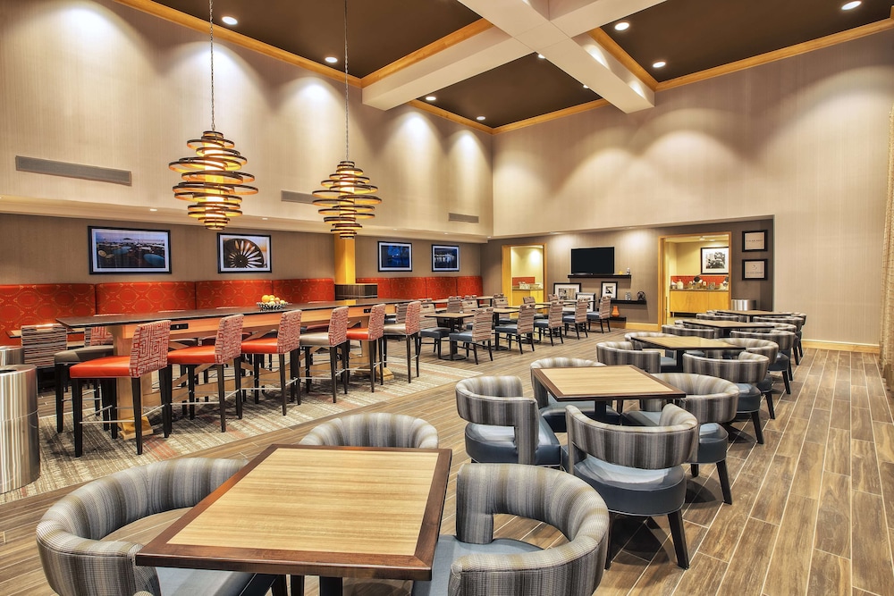 Hampton Inn Suites Madison West 32/48