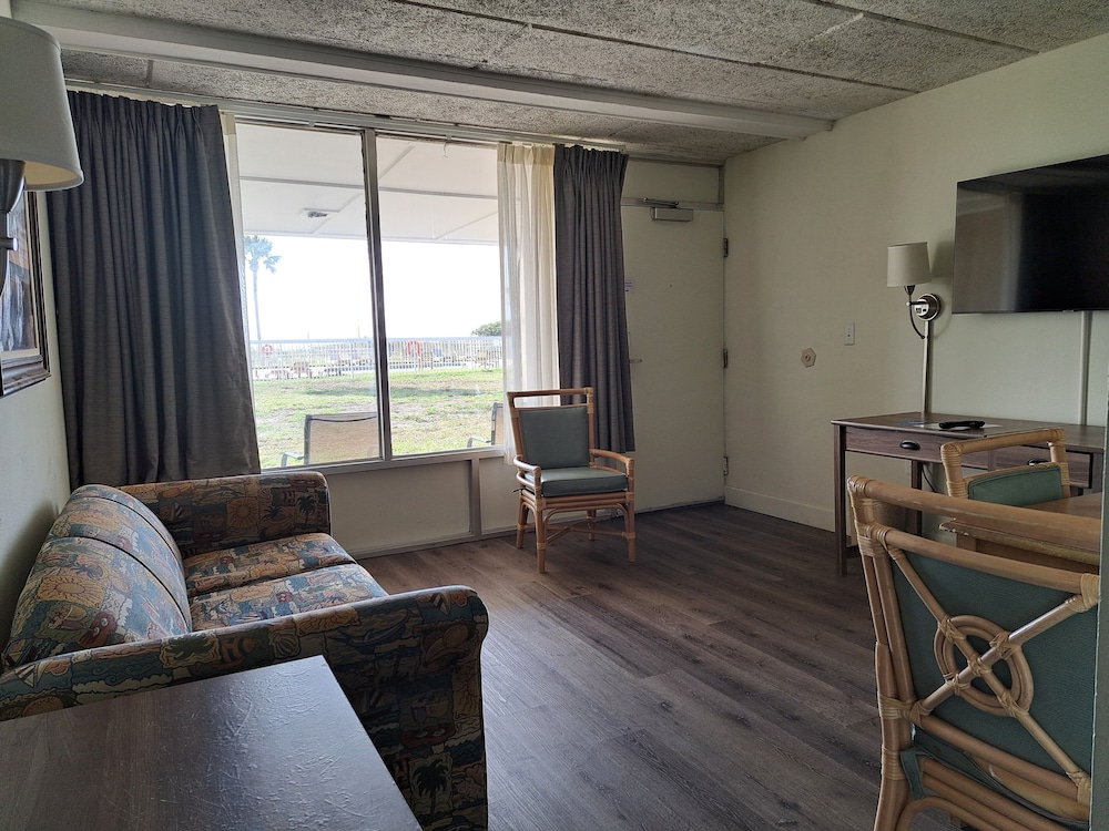 Days Inn & Suites By Wyndham Jekyll Island 36/58
