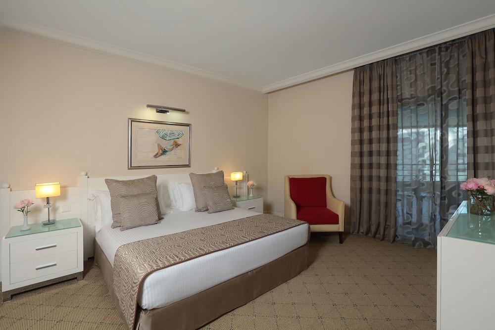FAMILY SUITE, KING BED