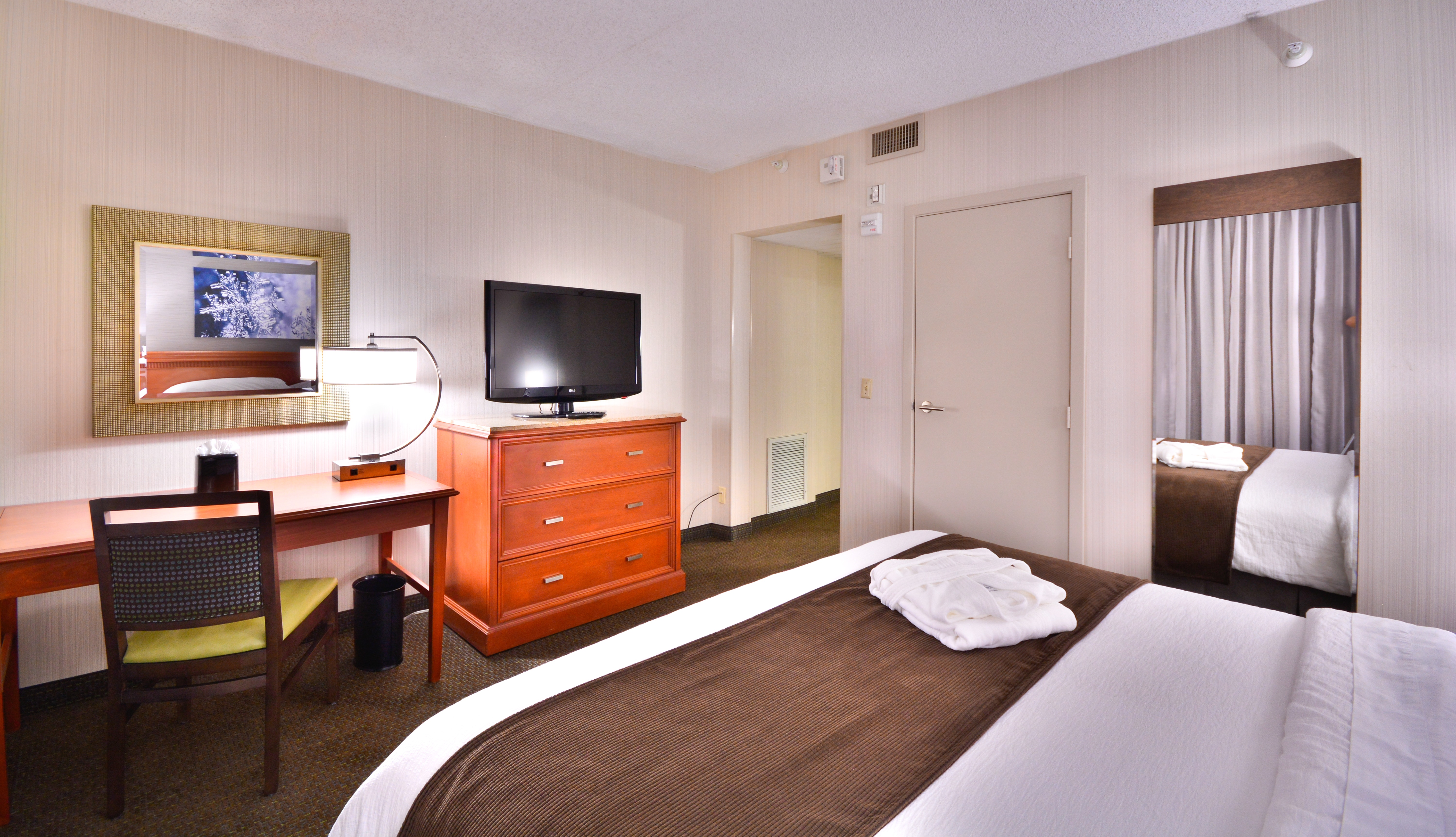 SUITE, KING BED, ACCESSIBLE