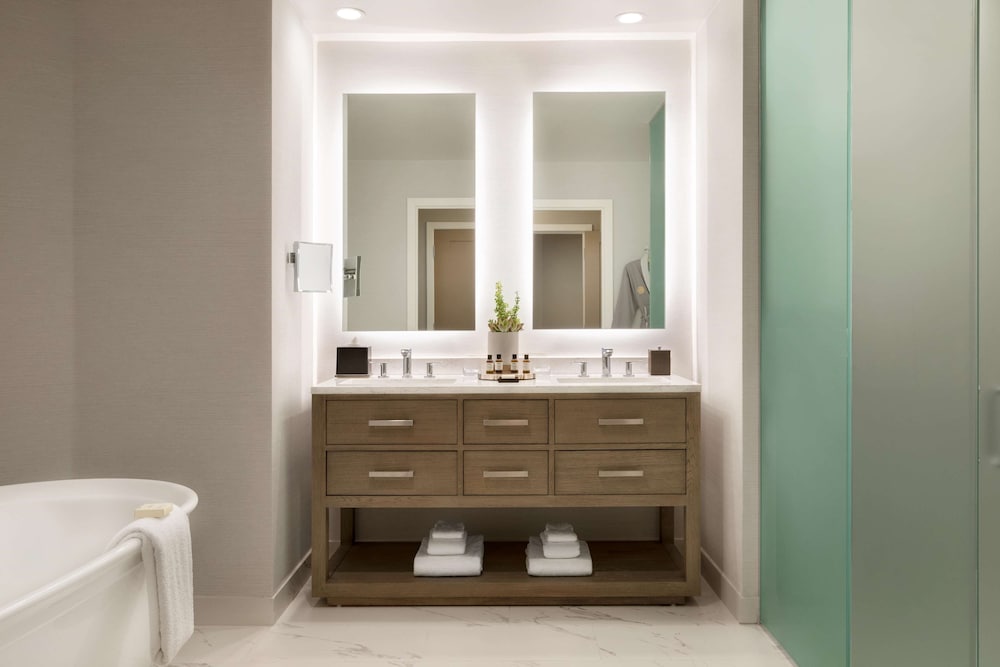 Fairmont Gold, Junior Suite, King Bed, Balcony or Patio, Bathtub, Lounge Access، Fairmont Scottsdale Princess 2/3